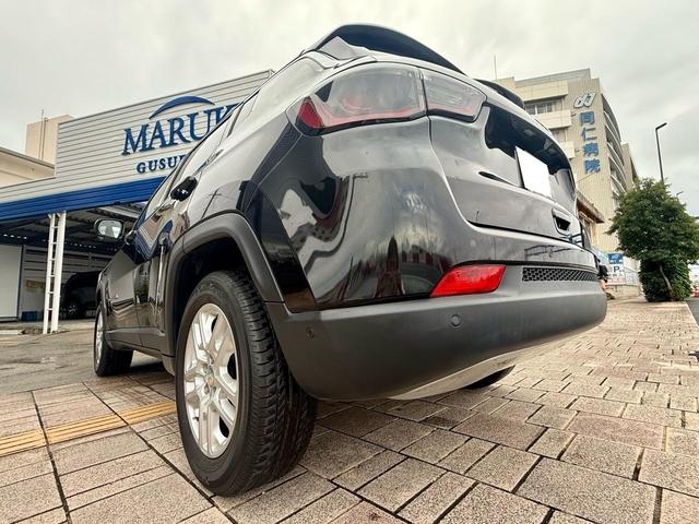 高いオフロード性能を誇る４ＷＤのモデルです。リアデザインも無骨なデザインで迫力あるおくるまです