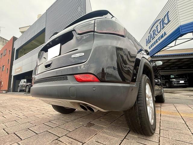 コンパスならではの重厚感あるリアデザイン！力強いラインと立体的なテールランプが印象的な後ろ姿です。