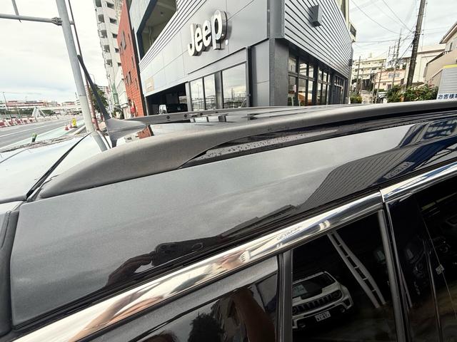 ルーフレール装備により、キャリアやルーフボックスの装着が可能で、アウトドアやキャンプにもぴったりの１台です。