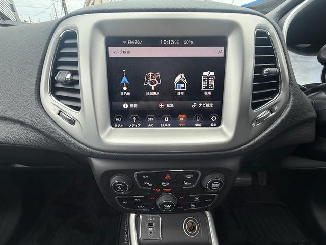 インパネスイッチ類は手の届きやすい場所で簡単操作ができる空調付き！オールシーズンお好みの温度調整が可能です。