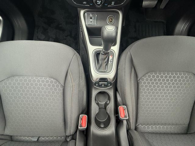 シフトレバー周りになります。レバーの操作性も良好です。