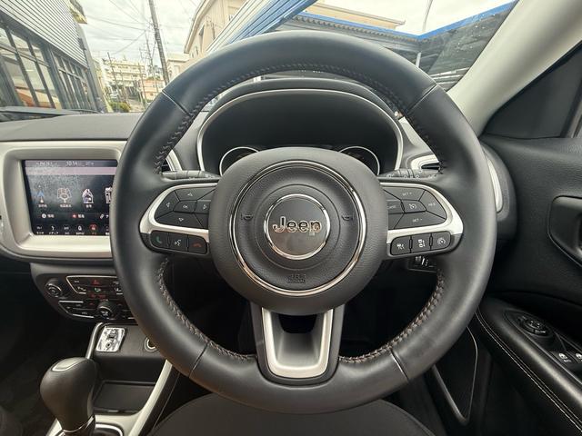 本革巻きステアリングですので、高級感があり触り心地もよく快適に運転が楽しめます！