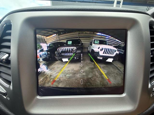 バックのカメラも搭載しておりますので駐車も安心して行えます。駐車が苦手な方にもオススメな便利機能です！