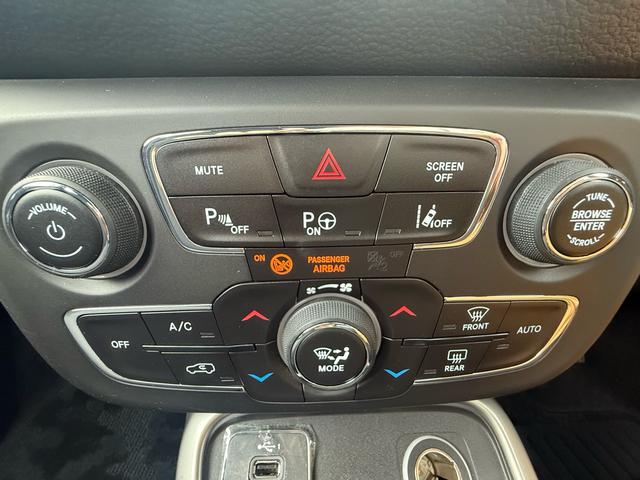 クルーズコントロール／盗難防止装置／バックカメラ／ＥＴＣ／ナビ／ＨＩＤヘッドライト／コーナーセンサー／ブレーキアシスト／本革ステアリング／ハーフレザーシート／走行距離５０１００ｋｍ／１７インチホイール