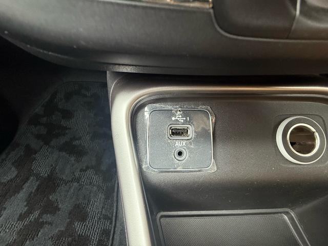 ＵＳＢ入力端子を装備しており、スマートフォン充電や音楽再生もスムーズで、快適なドライブをサポートします。