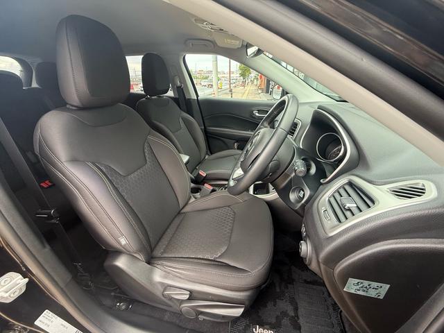 運転席の広さも十分ございますので、安心してお乗りいただけます。