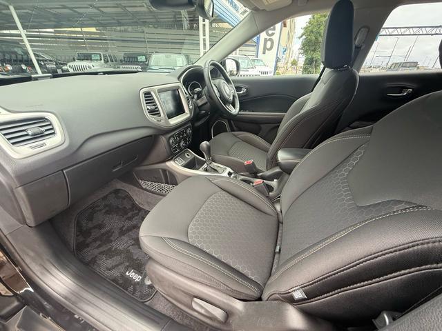 助手席側です。足元も広く長距離移動のドライブも快適にお過ごしいただけます