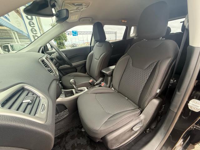 クルーズコントロール／盗難防止装置／バックカメラ／ＥＴＣ／ナビ／ＨＩＤヘッドライト／コーナーセンサー／ブレーキアシスト／本革ステアリング／ハーフレザーシート／走行距離５０１００ｋｍ／１７インチホイール