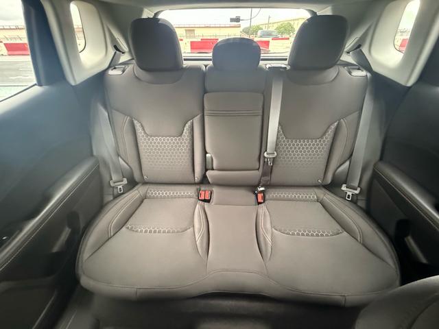 後部座席はゆったりと広々としておりますので、足元も伸ばせて快適にドライブを楽しんでいただけます。