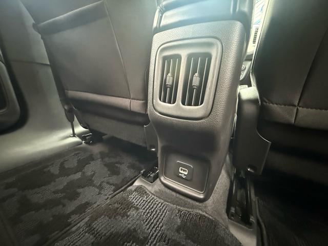 後部座席側にもＵＳＢ入力端子を装備しており、スマートフォン充電や音楽再生もスムーズで、快適なドライブをサポートします。