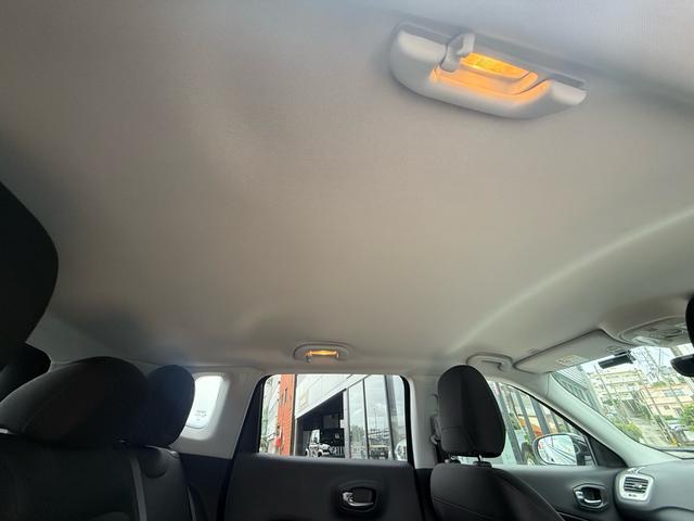 室内からのルーフ部分も綺麗な状態を維持。Ｊｅｅｐらしいタフな質感を感じられます。