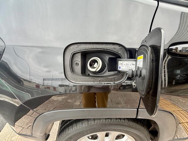 フューエルリッドは後方右側になります。Ｊｅｅｐらしい無骨なデザインのガソリン口を採用。