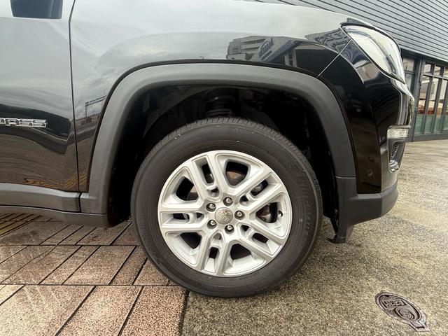 Ｊｅｅｐらしい力強い足元のデザイン！乗り心地と安定感を両立した、バランスの良い全体的にきれいな足回りです。