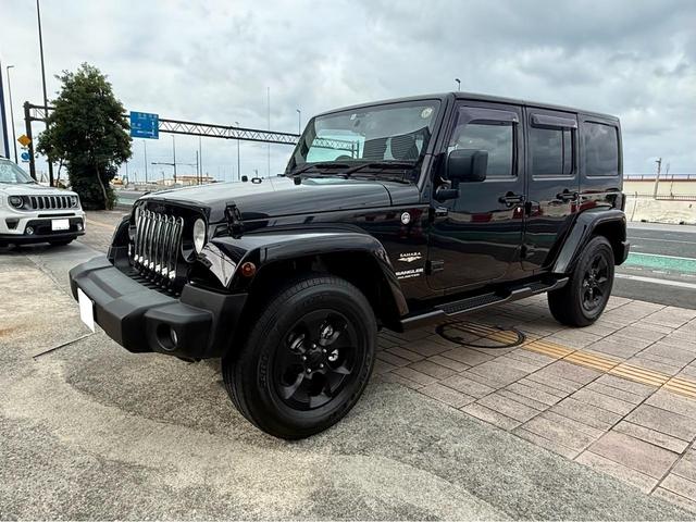 ラングラーアンリミテッドが入庫しました。アウトドアシーンにも映える力強いデザインが特徴です。丈夫な作りとオフロードも日常使いも楽しめる一台です。