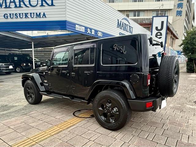 ラングラーの伝統である頑丈なシャシー構造、４ＷＤ駆動、オフロード走破性を備えながら街乗り高速域でもドライブできる１台です