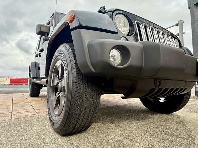 セブンスロットグリル・台形のホイルアーチとＪｅｅｐの伝統を色濃く受け継ぐお車です。丸型ヘッドライトがラングラーの特徴です