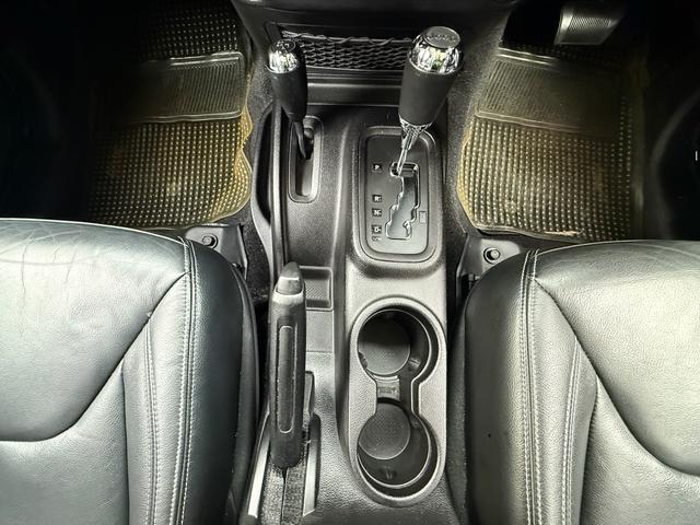 シフトレバー周りになります。レバーの操作性も良好です。