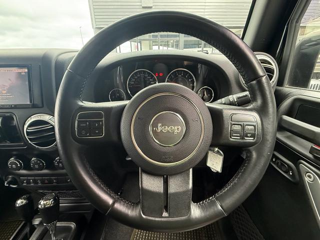 Ｊｅｅｐロゴ入り本革巻きステアリングですので、高級感があり触り心地もよく快適に運転が楽しめます！