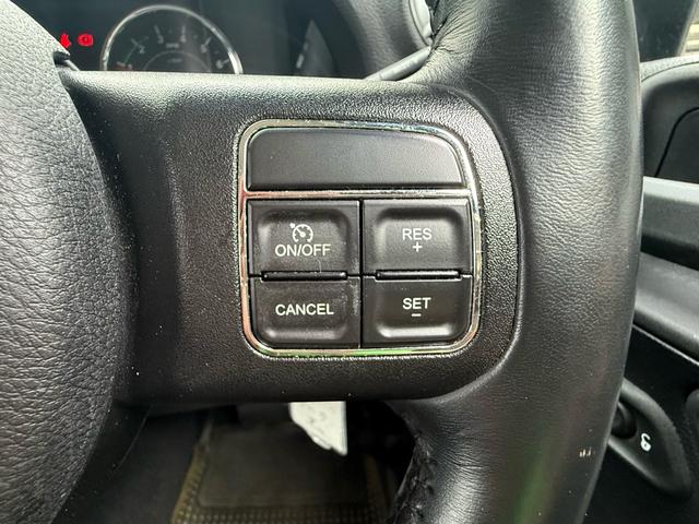 クルーズコントロールになります。高速道路や自動車専用道路等にて、定速巡航が可能となる便利な機能です。