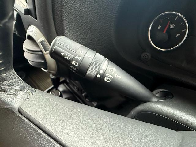 運転席まわりのライト操作スイッチは視認性と操作性を両立したデザインで手元でスムーズに行えます。