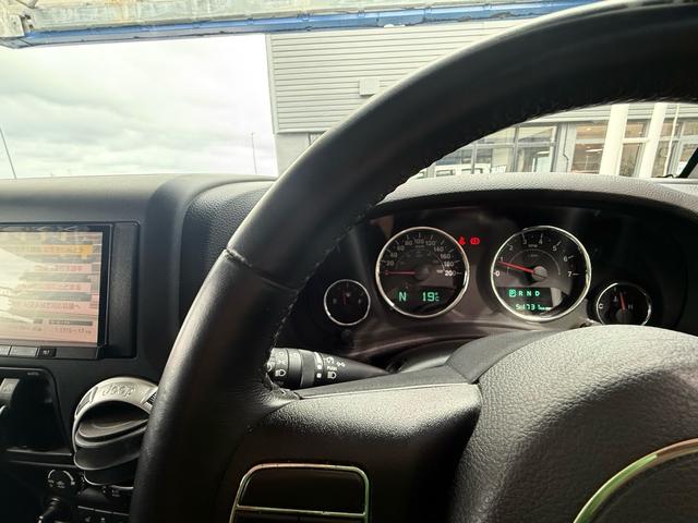 本革巻きステアリングですので、高級感があり触り心地もよく快適に運転が楽しめます！