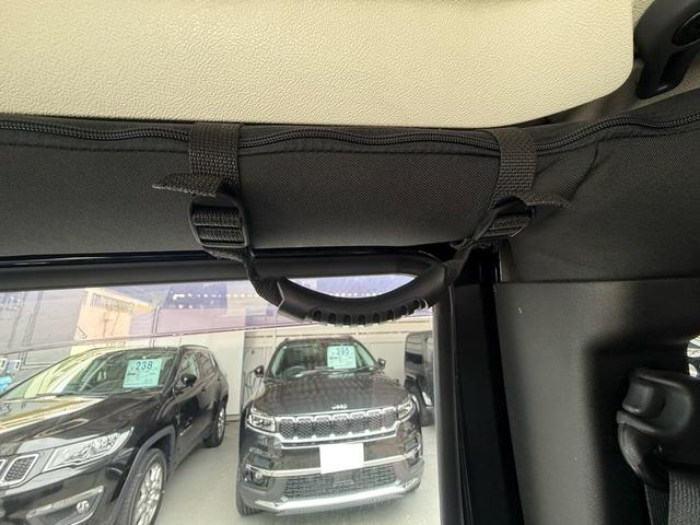 クラブハンドルが設置されておりますので、乗り降りの補助や悪走行中の姿勢保持にも便利で安心です。