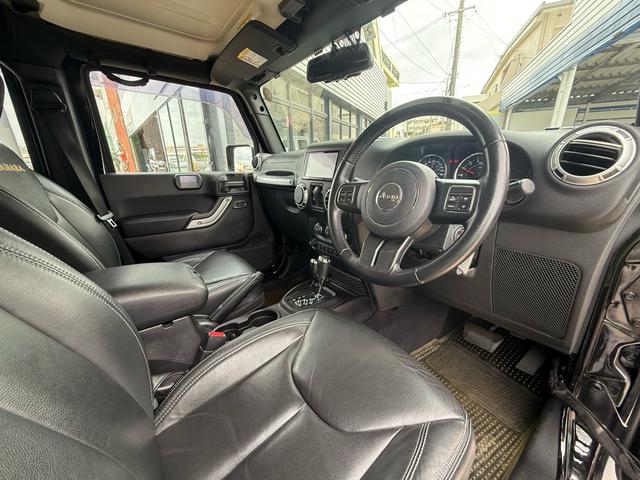 運転席の広さも十分ございます！走行中の操作もスムーズで、長距離ドライブも快適です。