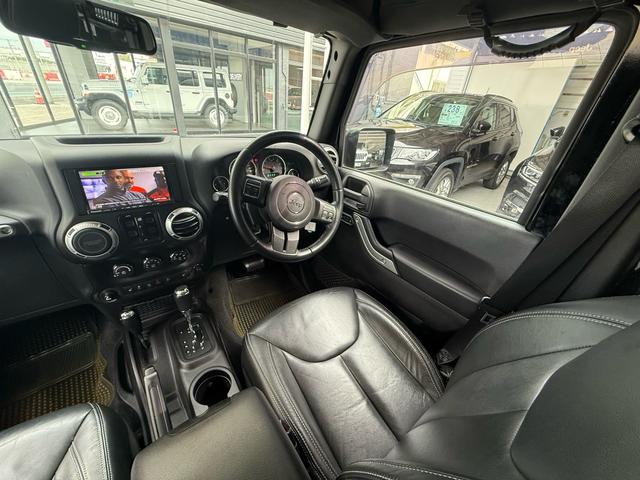 運転席の広さも十分ございます！走行中の操作もスムーズで、長距離ドライブも快適です。