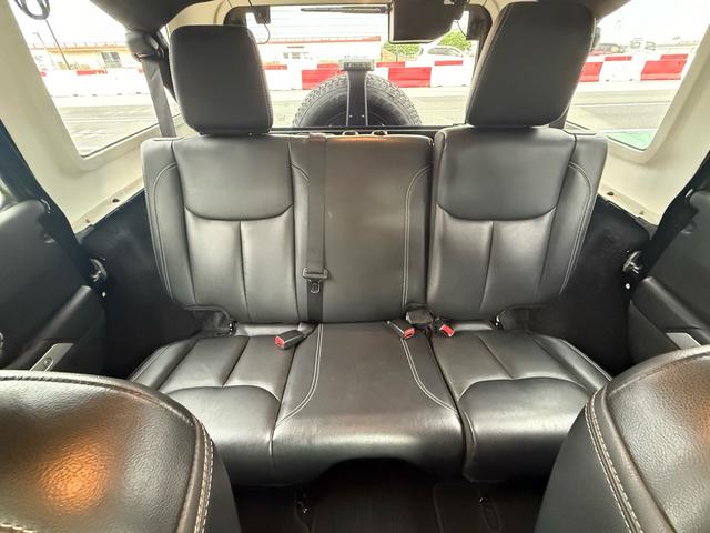 後部座席はゆったりと広々としておりますので、足元も伸ばせて快適にドライブを楽しんでいただけます。