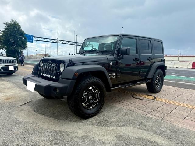 ラングラーの伝統である頑丈なシャシー構造、４ＷＤ駆動、オフロード走破性を備えながら街乗り高速域でもドライブできる１台です