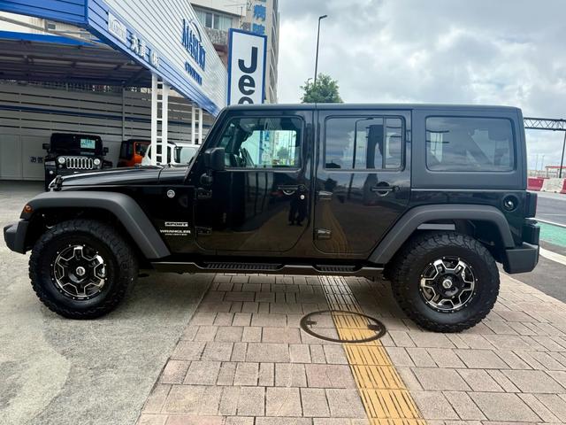 セブンスロットグリル・台形のホイルアーチとＪｅｅｐの伝統を色濃く受け継ぐお車です。丸型ヘッドライトがラングラーの特徴です