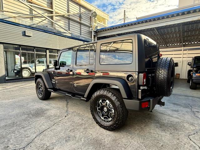 Ｊｅｅｐ伝統の台形のフェンダーアーチを採用しております。ＳＵＶにこだわり続け、伝統あるＪｅｅｐをせひご体験下さいませ。