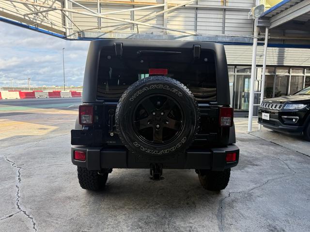 リアデザインも無骨なデザインで存在感があります。背面タイヤを装備しており、迫力あるデザインとなります。