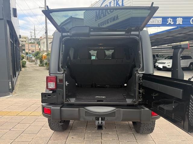 ２段で開くリアゲートは使い勝手も良く日常からアウトドアまで幅広く活躍します。