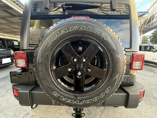 リアデザインも無骨なデザインで存在感があります。背面タイヤを装備しており、迫力あるデザインとなります。