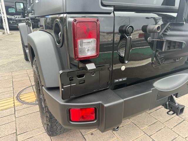 盗難防止システム／クルーズコントロール／バックカメラ／サイドカメラ／社外ステアリング／社外１７インチアルミホイール／カロッツェリアナビ／ＥＴＣ付き／ＴＶ付き／ＵＶカットガラス／プライバシーガラス