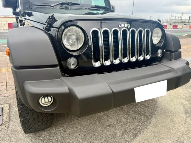 力強い印象を与えるフロントバンパーはＪｅｅｐらしいワイルドなデザインで、存在感と走破性を両立しています。