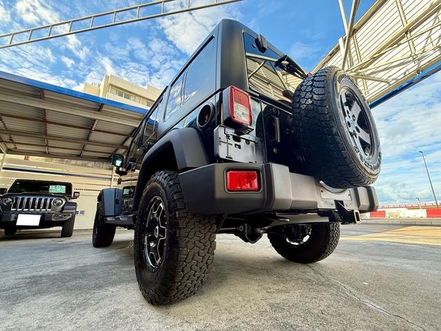 左下からのリアデザインです。下から見ても無骨なデザインで存在感があります。