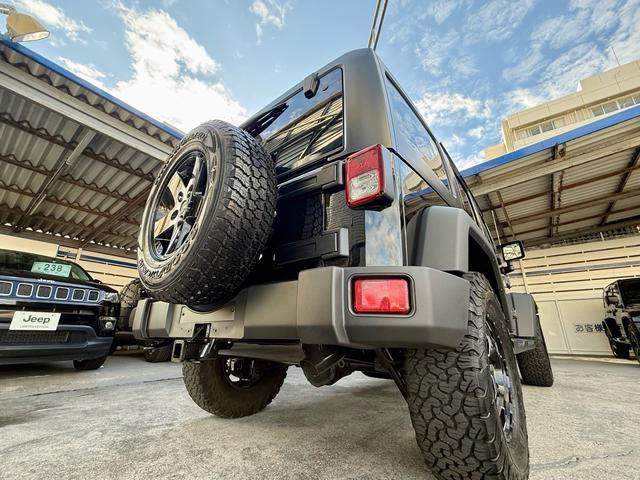 盗難防止システム／クルーズコントロール／バックカメラ／サイドカメラ／社外ステアリング／社外１７インチアルミホイール／カロッツェリアナビ／ＥＴＣ付き／ＴＶ付き／ＵＶカットガラス／プライバシーガラス