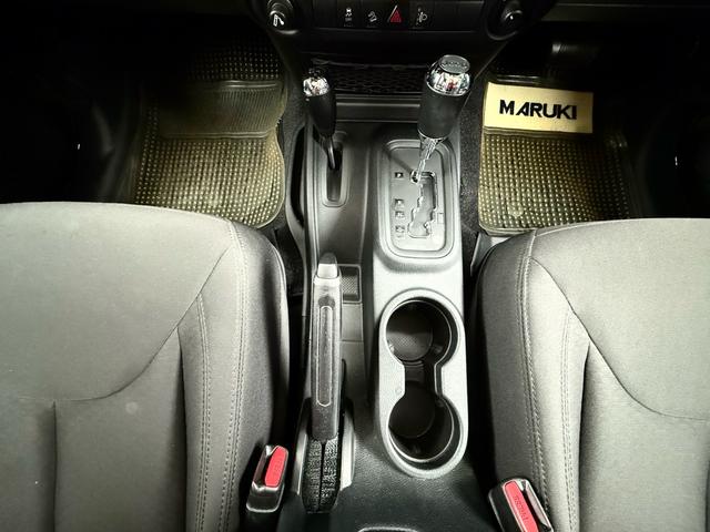 シフトレバー周りになります。レバーの操作性も良好です。