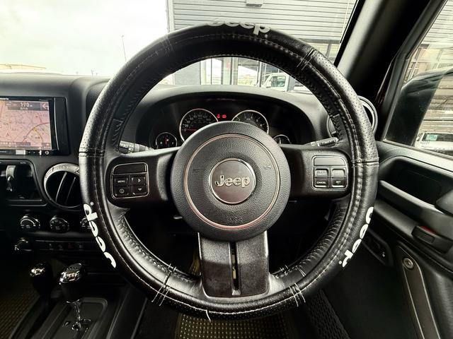 本革巻きＪｅｅｐロゴ入りステアリングです。ハンドル部分のスレも少なく、綺麗な状態を維持しております。