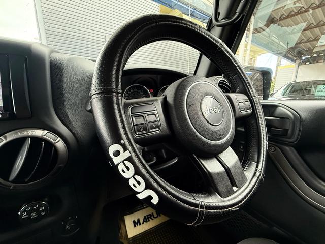 社外ステアリングですので、高級感があり触り心地もよく快適に運転が楽しめます！