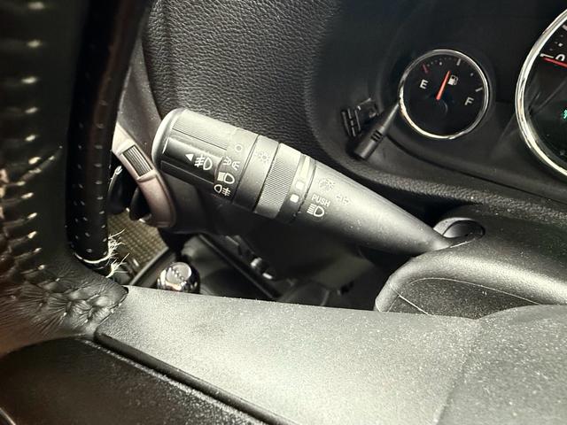 ターンシグナルスイッチです。手元で旋回の方向に合わせてターンシグナルランプを点灯させます。