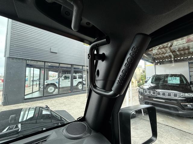 クラブハンドルが設置されておりますので、乗り降りの補助や悪走行中の姿勢保持にも便利で安心です。
