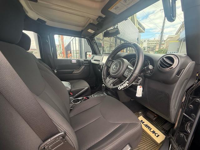運転席の広さも十分ございます！走行中の操作もスムーズで、長距離ドライブも快適です。