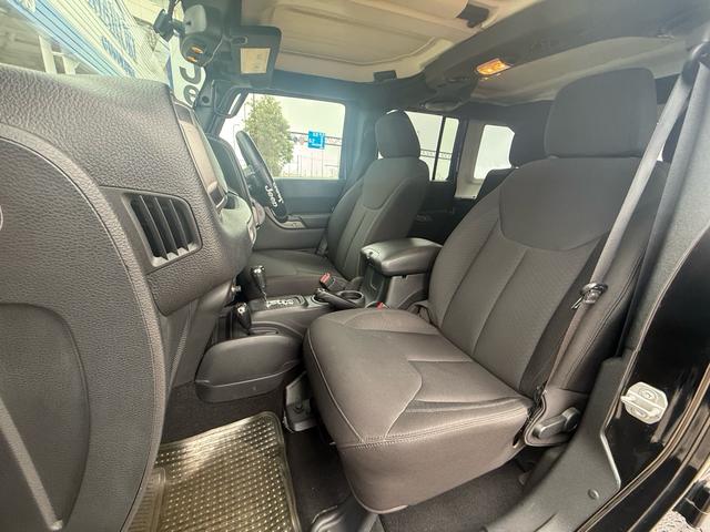 助手席側です。足元も広く長距離移動のドライブも快適にお過ごしいただけます。