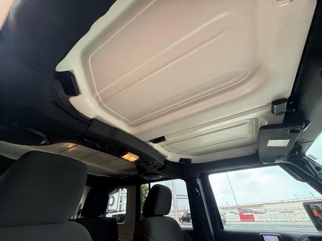 室内からのルーフ部分も綺麗な状態を維持。Ｊｅｅｐらしいタフな質感を感じられます。