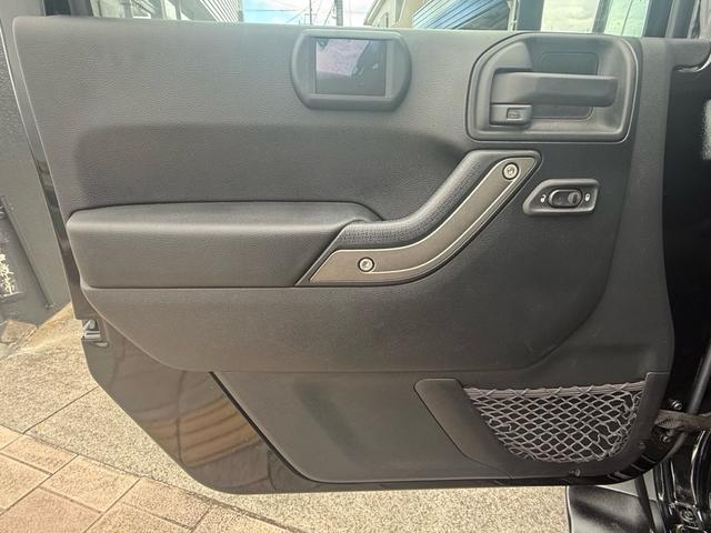 助手席側ドアパネルです。サイドカメラも装備させておりますので安心してお乗りいただけます