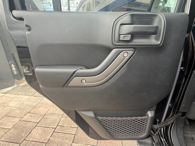 オフロードにもぴったりの１台となっております。キャンプや釣り等アウトドア好きにはたまらないジープをぜひご体験下さい。