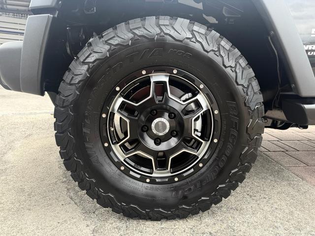 社外１７インチアルミホイールです。足元から上質さを引き立てる仕様となっております。